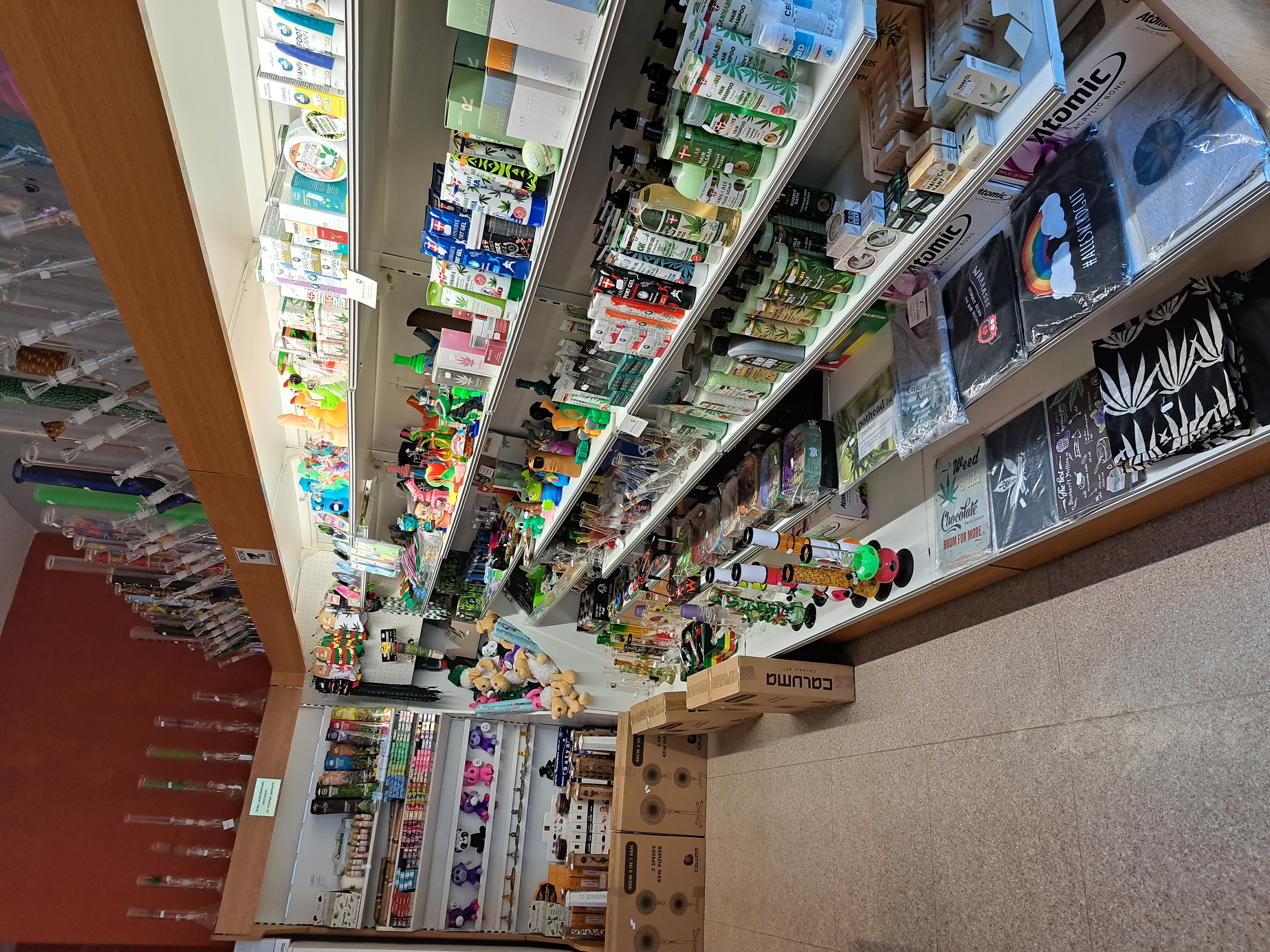 Regale mit Hanfprodukten und Zubehör