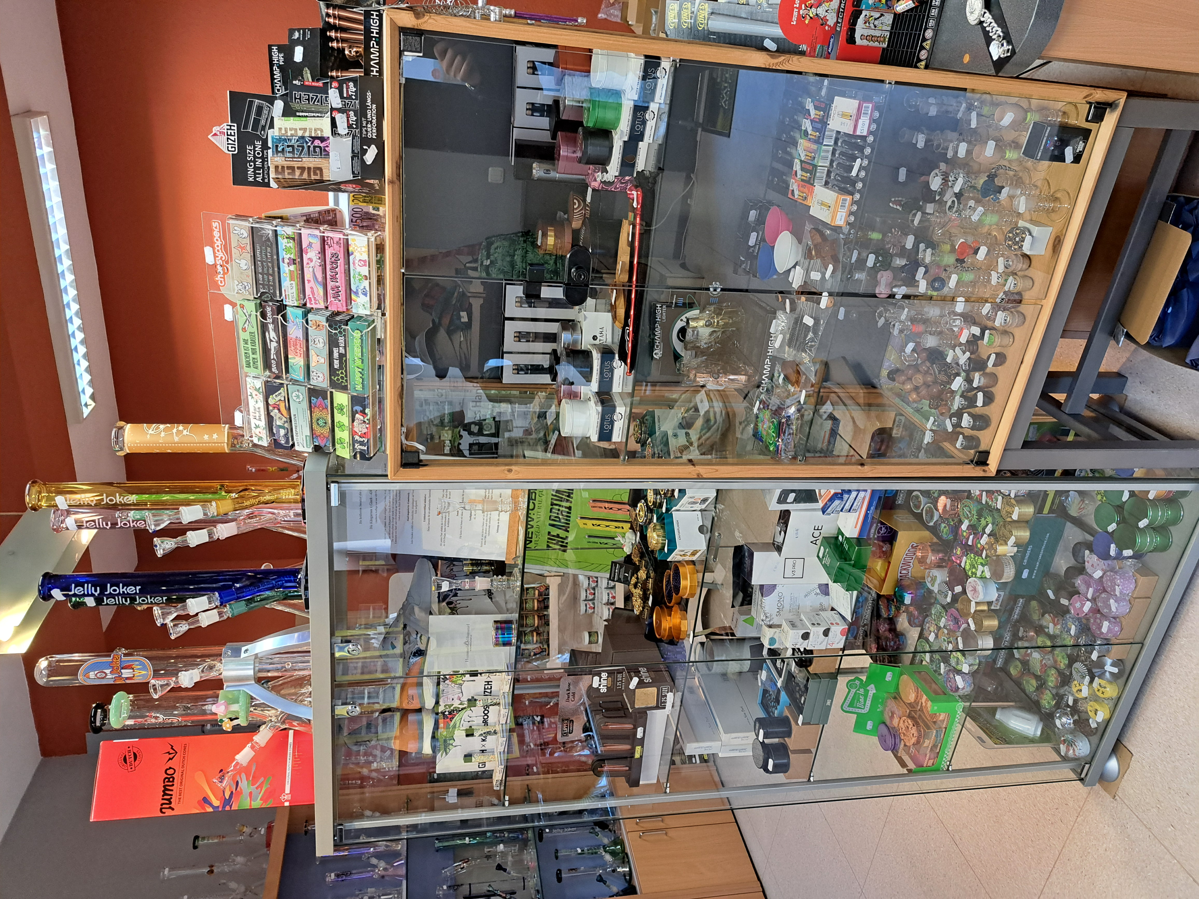 Vitrinen mit Zubehör und Clipper Feuerzeugen