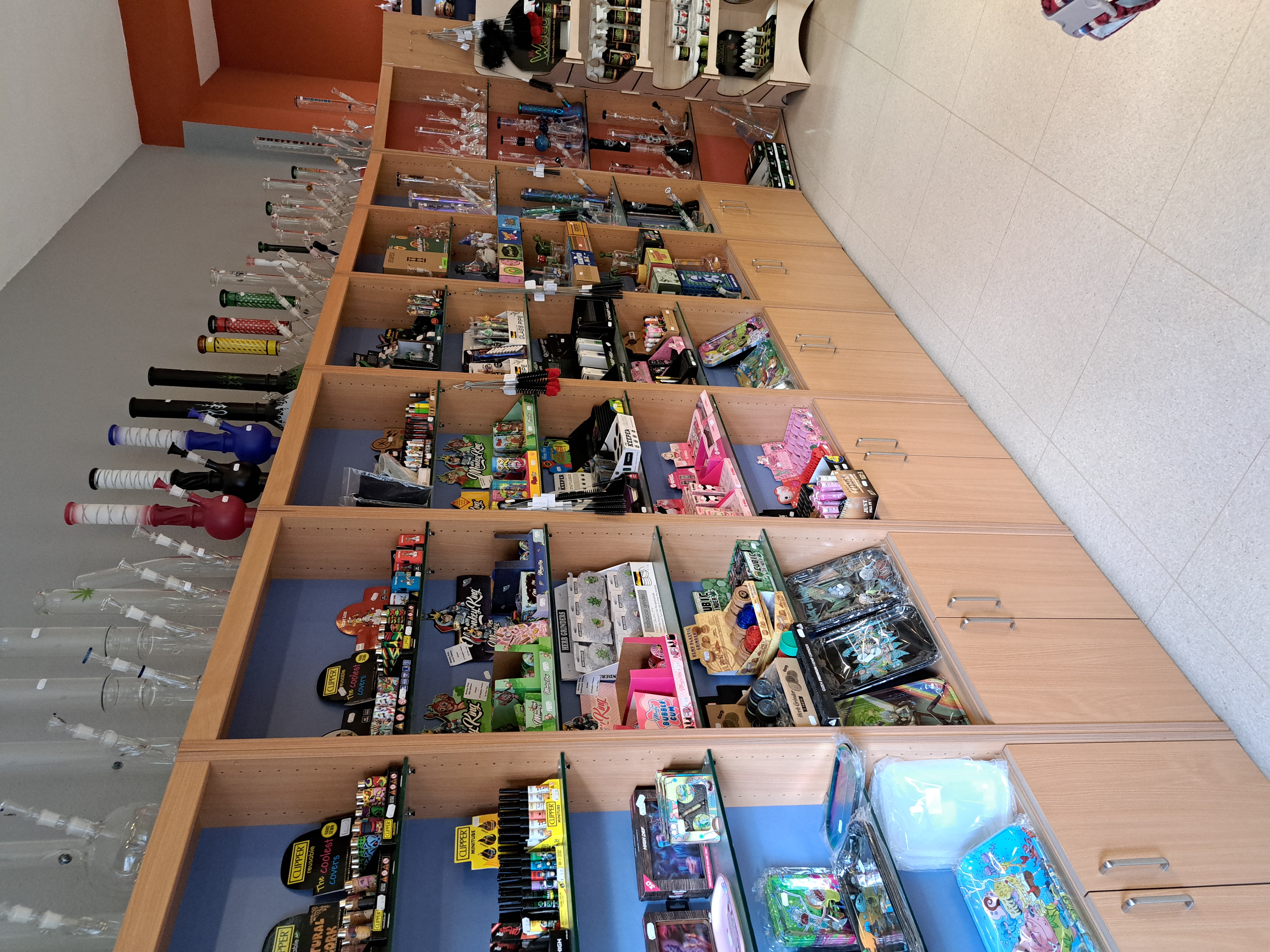 Regale mit Kopfzubehör und Bongs