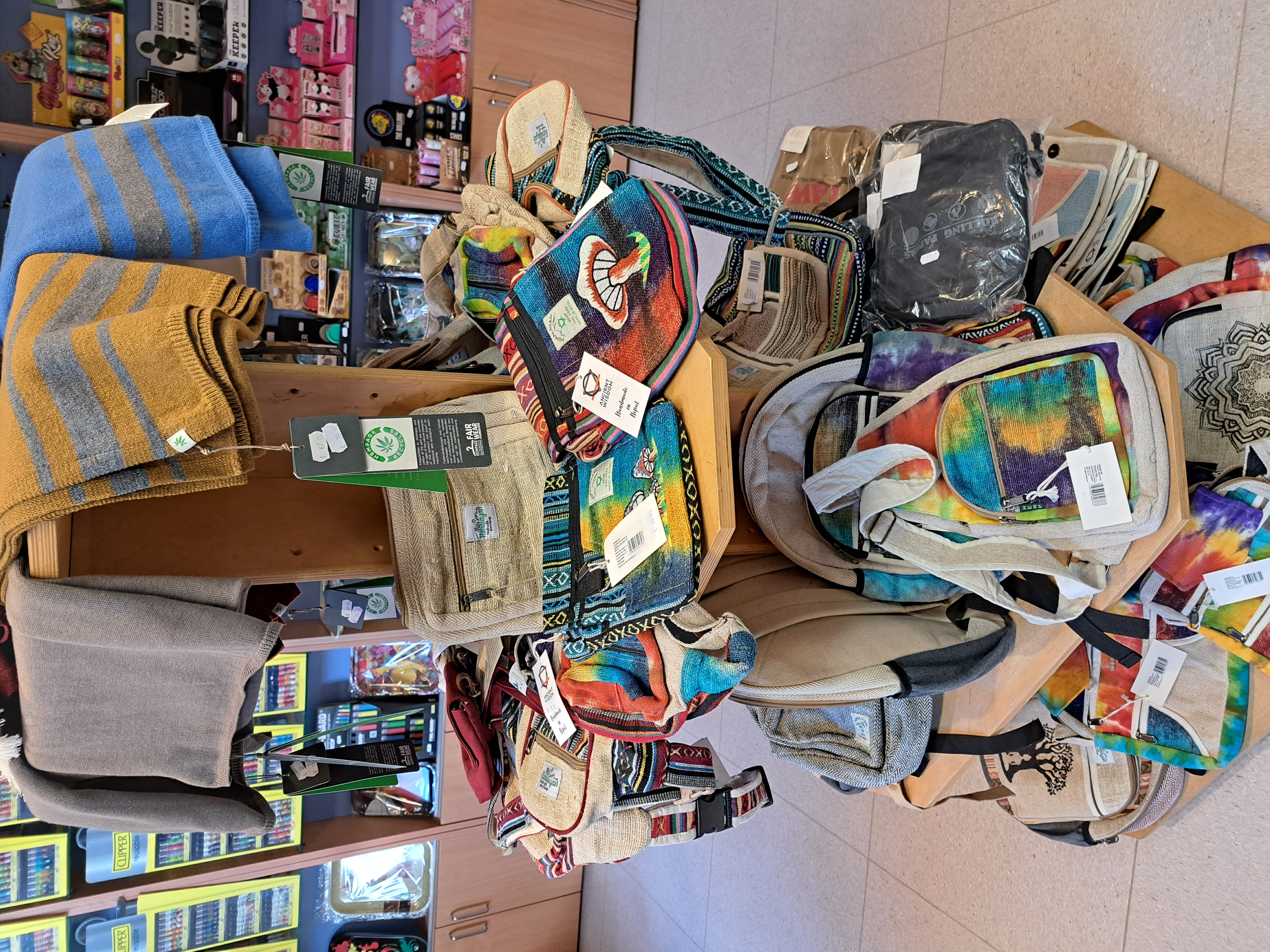 Display mit Taschen und Textilien